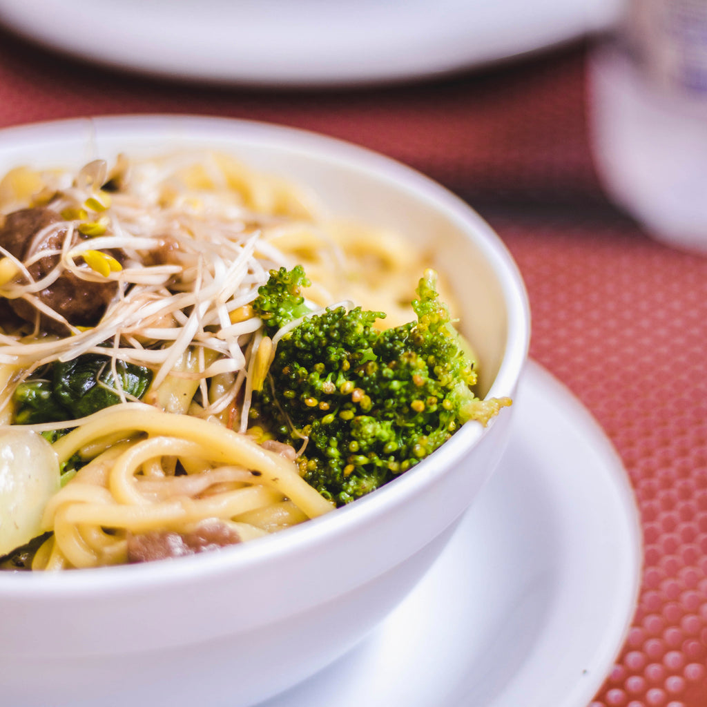 NOODLES CON SETAS, POLLO Y BRÓCOLI.                                           